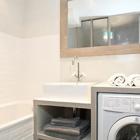 Palais Royal - Louvre Private Apartment Paris
